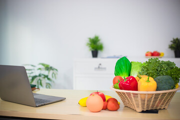 Doctors are advising patients to eat more vegetables, emphasizing health benefits such as improved digestion, improved immunity, and weight control for overall good health.