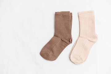 These stylish ribbed socks, available in an elegant beige and brown, are perfect for both casual and formal wear.