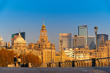 Naklejka premium Morning sunrise of Historical architecture on the bund of Shanghai with reflection of buildings in city Shanghai, China