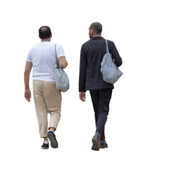 Deux hommes  en couple vus de dos, quarantenaires, marchant côte à côte en ville, style décontracté avec t-shirt blanc, pantalon beige, tenue sombre, sacs à l’épaule, scène urbaine contemporaine