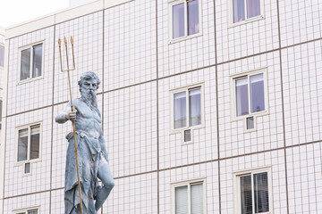 Skulptur des Neptun oder Poseidon vor einem Haus in Scheveningen, Niederlande