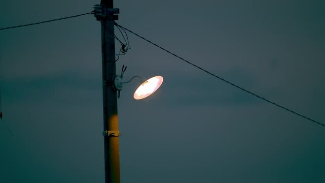 夕暮れに点灯する照明