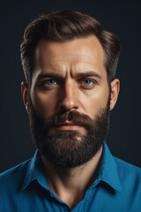 Obraz premium arafed man with a beard and blue shirt looking at the camera