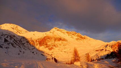 Naklejka premium auf der Jamnigalm bei Sonnenaufgang im Tauerntal bei Mallnitz.. in der Mitte die Geiselspitze 2974m und links oben der Feldseekopf 2864m mit der Feldseescharte