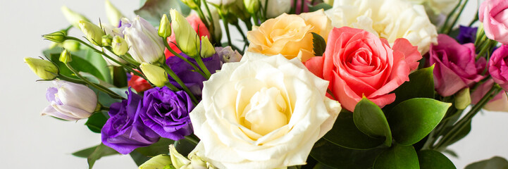 Obraz premium This seasonal bouquet of roses, eucalyptus, and eustoma in soft pink, white, and purple tones makes an ideal gift for anniversaries, birthdays, or any special event, banner