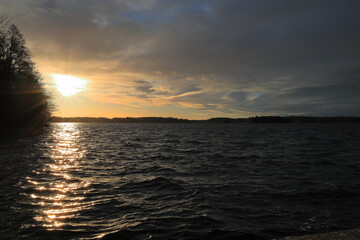 Obraz premium Sunset at the sea side. Mälaren lake, Järfälla, Stockholm, Sweden. November 2024.