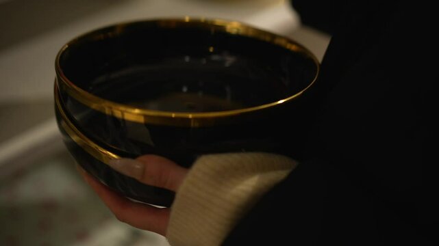 A girl chooses plates for her kitchen.
The girl buys dishes.
Dishes for a stylish kitchen.
Designer handmade tableware.
Coatware, black.
Black poud