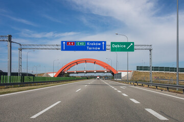 Autostrada A4 – najdłuższa autostrada w Polsce o długości 667 km prowadząca z zachodu na wschód przez południową Polskę