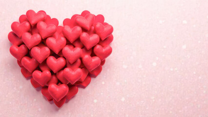 Obraz premium many hearts lying together in the shape of a big heart valentine's day love wedding celebration