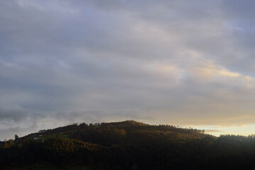 Cielo con nubes sobre monte al atardecer