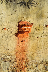 Ladrillo en vieja pared de cemento al aire libre