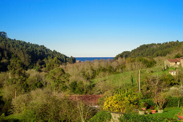 Horizonte marino entre montes de Asturias