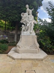 Obraz premium statue of a person in the park