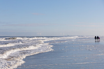 Bei blauem Himmel am Strand