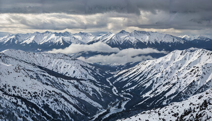 Naklejka premium Panorama majestueux des montagnes enneigées