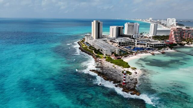 Incre&iacute;ble toma a&eacute;rea de dron de la Zona Hotelera de Canc&uacute;n, sus playas y mar de colores turquesa y azul.
