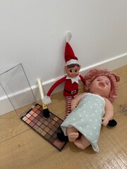 Lutin Farceur Maquillant Une Poup