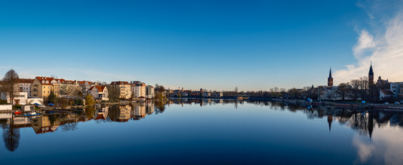 Morgendlicher Blick von der "Langen Brücke" auf den tiefblauen Winterhimmel über Berlin-Köpenick am Zusammenfluss von Dahme und Spree - Panorama aus 12 Bildern, Graffiti teilweise retuschiert