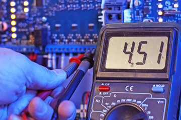 Obraz premium Measurement of electrical parameters in a switchboard using a multimeter.