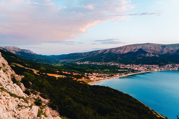 Bucht von Baska bei Sonnenaufgang 