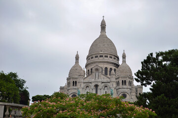 Obraz premium Basilica of the Sacre Coeur with Lush Greenery in Paris, France
