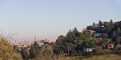 panorama miasta i willi na wzgórzu otoczonym zielenią