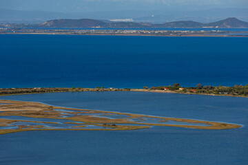 Widok z punktu widokowego na wzgórzu na miasto nad niebieskim morzem, grecka wyspa Lefkada, tło, tapeta © anettastar