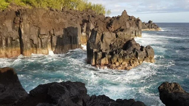 A la R&eacute;union l'oc&eacute;an indien sape jour apr&egrave;s jour la c&ocirc;te rocheuse r&eacute;sultant du volcanisme de l'ile.