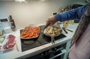 una persona cocinando en la cocina.