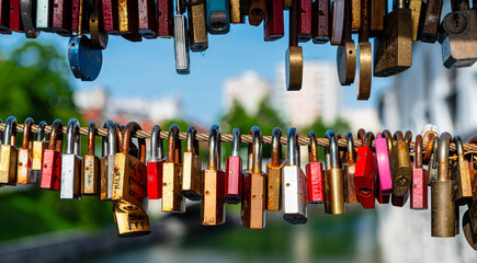 Cadenas tous alignés sur un fil métallique, en témoignage de nombreux couples amoureux © Pascal