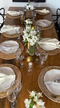 mesa r&ocirc;mantica  decorada com flores brancas 