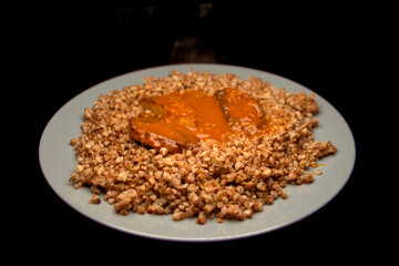 Buchweizen mit geteilten Buletten und Sauce