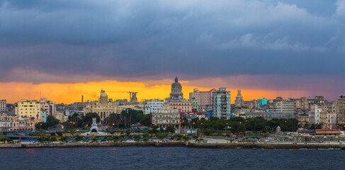 Naklejka premium Dramatic Havana Skyline at Sunset