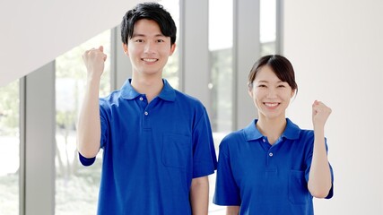 ガッツポーズをする介護士