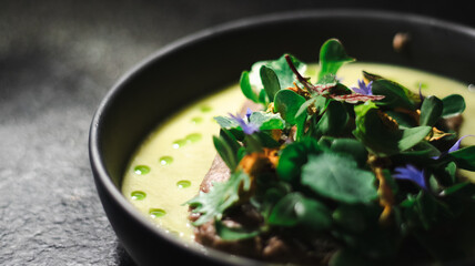 Deliciosa comida en un plato negro, vista superior, sopa a detalle