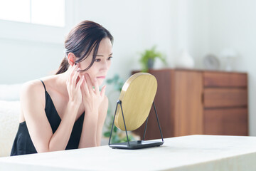 お肌のトラブルに悩む女性