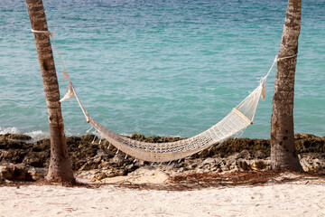 Obraz premium Hammock at the Bany beach bay with pristine caribbean waters in Guardalavaca, Hoguin province, Cuba
