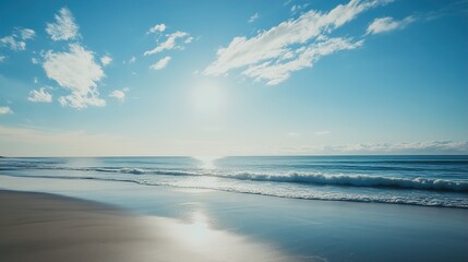 Obraz premium Serene Beach Landscape: Ocean Waves and Sunny Sky