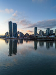 Obraz premium Beautiful Cityscape of New Westminster Overlooking the Waterfront at Dawn