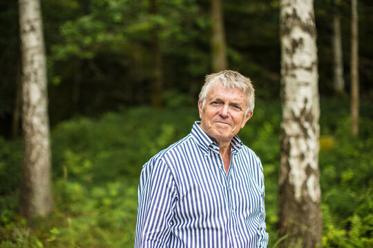 A portrait of an older Swedish man outside in the nature