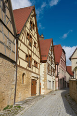 Gasse mit historischen Fachwerkhäusern in der Altstadt von Rothenburg ob der Tauber in der Region Franken in Deutschland