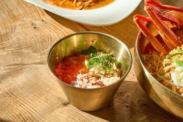 식탁 위에 놓인 홍게 덮밥의 모습