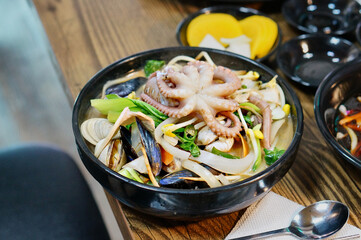 식탁 위에 해물낙찌짬뽕이 놓여 있는 모습