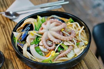 식탁 위에 해물낙찌짬뽕이 놓여 있는 모습