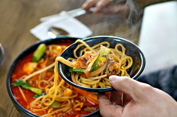 짬뽕을 맛있게 먹고 있는 모습