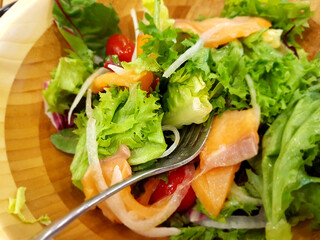 연어 샐러드를 맛있게 먹고 있는 모습