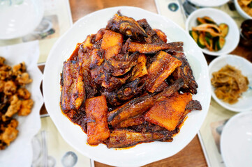 맛있는 코다리 조림이 식탁위에 놓여 있는 모습