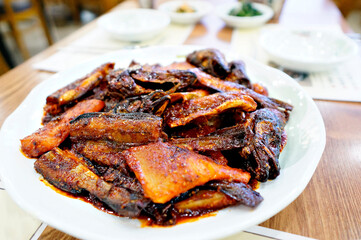 맛있는 코다리 조림이 식탁위에 놓여 있는 모습