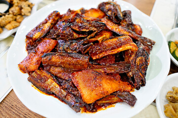 맛있는 코다리찜이 식탁 위에 놓여 있는 모습