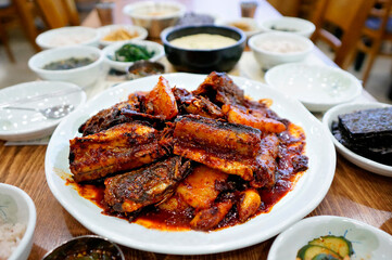 맛있는 코다리찜이 식탁 위에 놓여 있는 모습